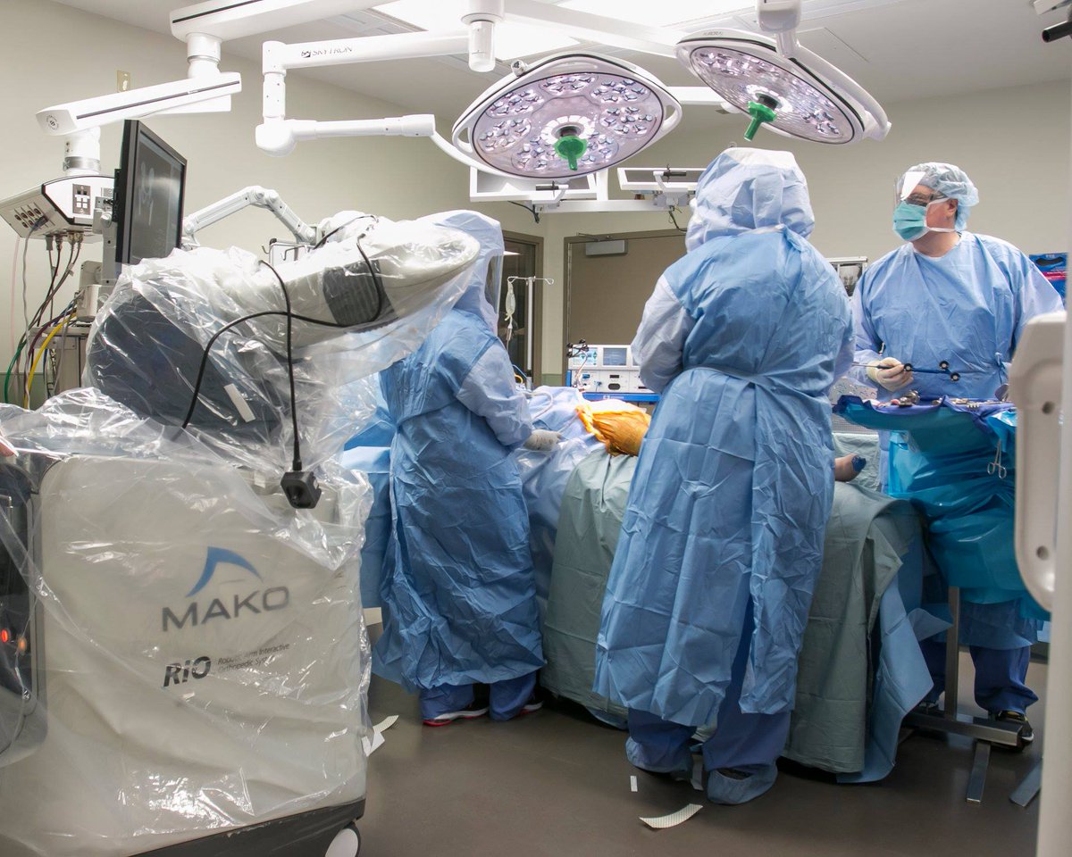 CHSBuffalo's tweet image. These are the droids you're looking for, setting the standards in minimally invasive surgical care. From gynecological to cardiac and orthopedic procedures, these robots do it all! #maythe4thbewithyou #starwarsday #notsciencefiction #medicaltechnology