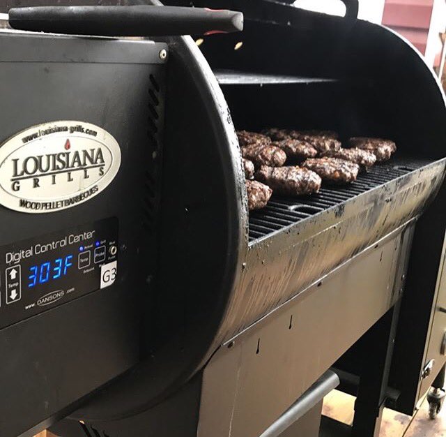 LouisianaGrills's tweet photo. This #repost brought to you by @cordell.heywood and his Louisiana Grill! Thanks for sharing 🙌
・・・
I just simply cannot get enough of the #versatility of my @louisianagrills #lg900 #grill #smoke #pitmaster #simplicity #itsallinthedetail #albertaproud https://t.co/syoGCf8K5r