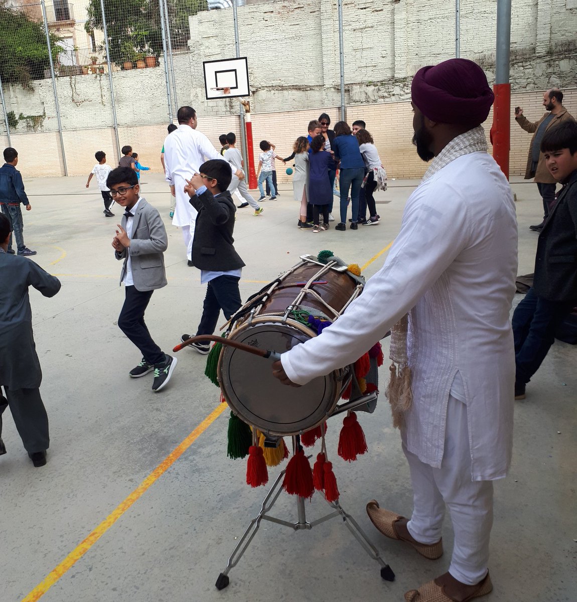 escolaDrassanes's tweet photo. Avui la festa del Pakistan a l'escola ha estat un èxit! Música, menjar, henna i molta alegria!! Gràcies @AMPADrassanes per organitzar-la! #festadelpaquistan #junts #projectejunts @crpciutatvella @bcn_ciutatvella @consorciedubcn @InnovacioCEB https://t.co/FfgCWCq6YS