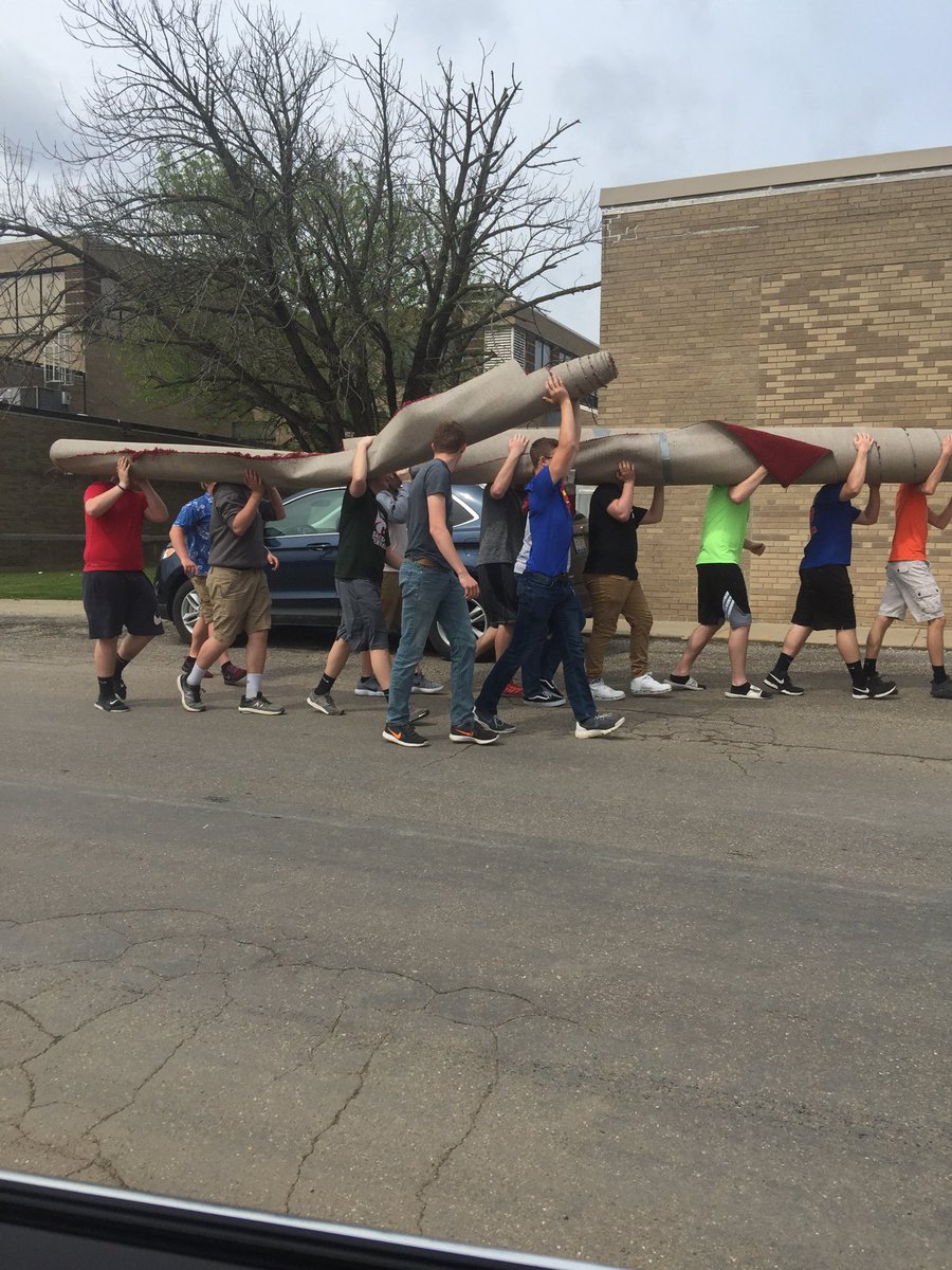 SBeavin's tweet photo. Rolling out the red carpet! Or at least getting it there! #schsprom #SalemWildcatPride https://t.co/cEEDBiAMTA