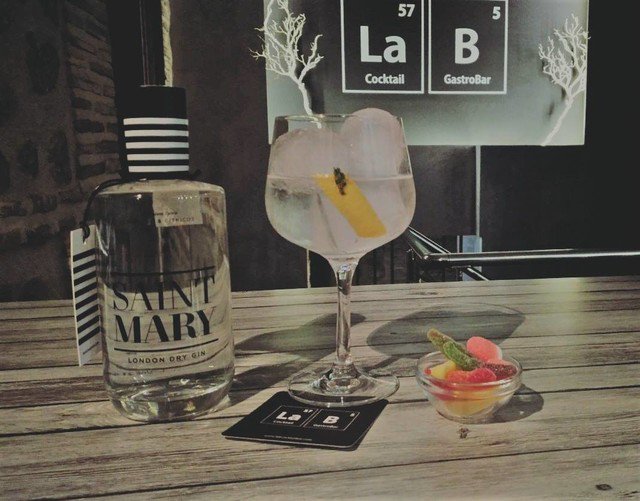 Os presentamos el Gin Tonic del mes de Mayo en Lab Cocktail Bar. Un gin tonic fresco y muy agradable para estos días donde las temperaturas empiezan a subir ☀️⛱:
.
Saint Mary Gin 
Esencia de Tomillo
Twist de Limón
Tónica Schweppes
.
A disfrutar!!! #MakingLab #
