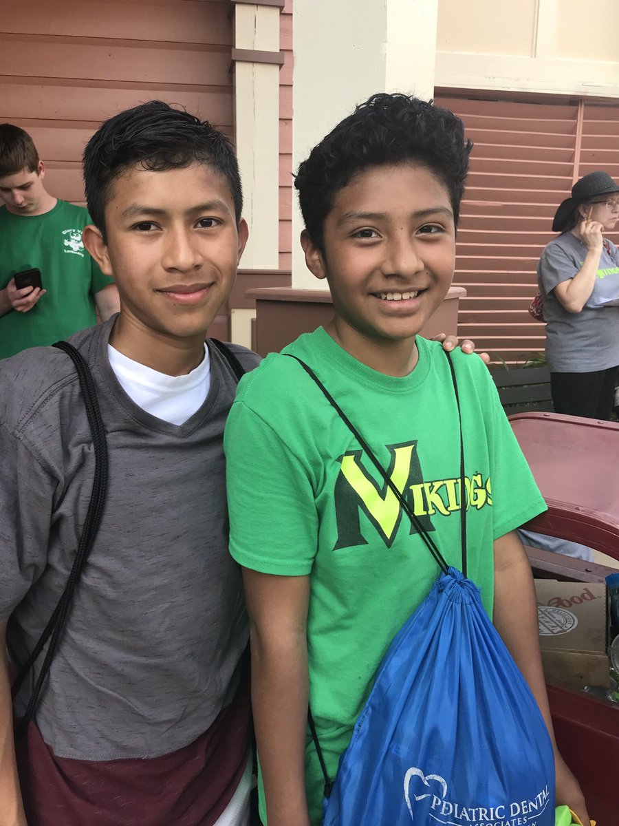 MeadowviewELL's tweet photo. Our babies had a great time at Dollywood today!! It was a reward well-deserved!!! Thanks @MrsJMoloney for the pic! #WeAreMV @VikingsConquer https://t.co/m4NLqw8U9I