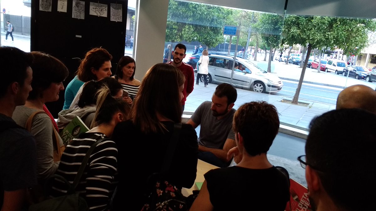 casanas28v's tweet photo. @ccffvedrunasev @midietacojea @pabloojedaj @casadellibro Alumnos del CFGS en Dietética,de la Escuela Profesional Vedruna,en la presentación del nuevo libro d A.Sánchez, "mi dieta ya no cojea".Todo un acontecimiento en. Sevilla. https://t.co/Y8f3EIxqjX