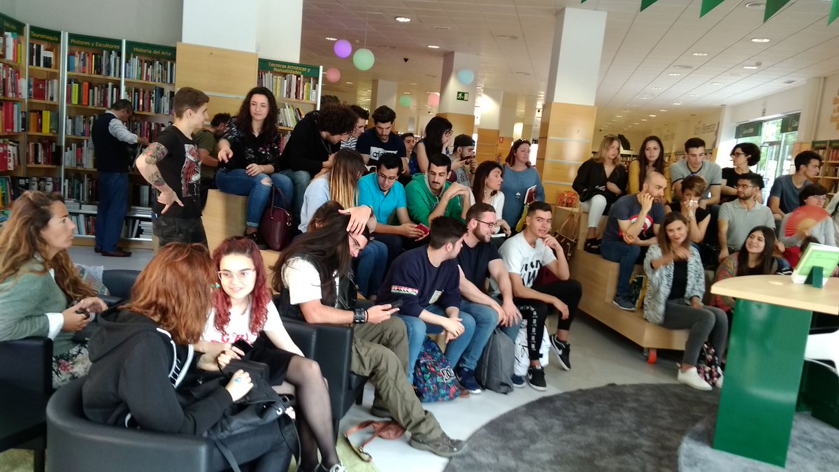 casanas28v's tweet photo. @ccffvedrunasev @midietacojea @pabloojedaj @casadellibro Alumnos del CFGS en Dietética,de la Escuela Profesional Vedruna,en la presentación del nuevo libro d A.Sánchez, "mi dieta ya no cojea".Todo un acontecimiento en. Sevilla. https://t.co/Y8f3EIxqjX