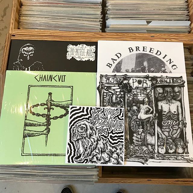 sorrystate's tweet photo. TGIF part 2: We got new stuff in from La Vida Es Un Mus, and much more! Swing by or check out the webstore :)
#chaincult #badbreeding #tvslime #ojoporojo #propatriamori #hellyas #sorrystate #lavidaesunmus #tgif https://t.co/QVBrUhZPhA