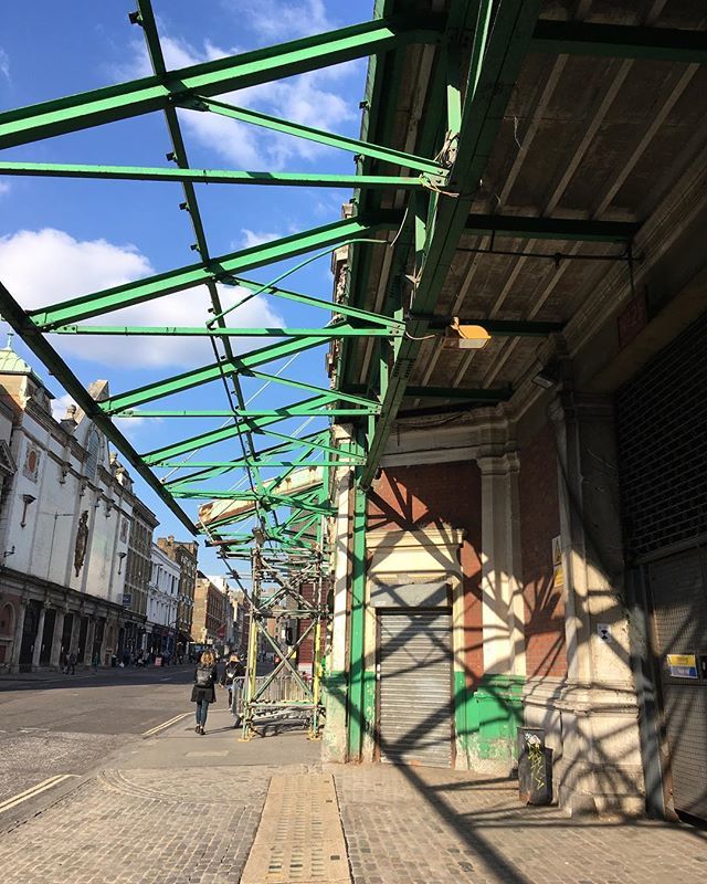 soshanau's tweet photo. Green shadow play at Smithfield Market #lovelondon#shadowplay #lightandshadow #nofilter #eveningsun #ihavethisthingwithpatterns #ihavethisthingwithshadows #reflection #blueskies #clouds #fluffyclouds #londonlife #streetphotography https://t.co/y3u50qxoxJ https://t.co/NZUNpGdVzl