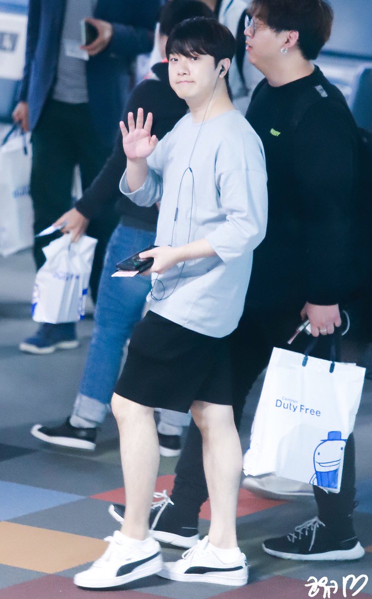 koreadmirer's tweet photo. 180504 FTISLAND Centrair Airport 
나고야공항 출국
#FTISLAND #에프티아일랜드 #최민환 #MinHwan #ミナリ https://t.co/JNjiEX2xFO
