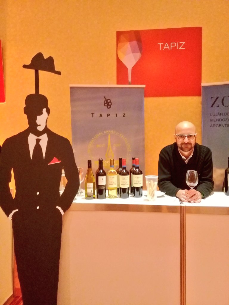 AltaGama_'s tweet photo. Ya largamos!!! Pasa por el stand de @bodegatapiz y proba los exquisitos vinos Wapisa Malbec 2016  👏👏👏 amamos sus vinos! #WineLovers https://t.co/4rU4xaWXLo