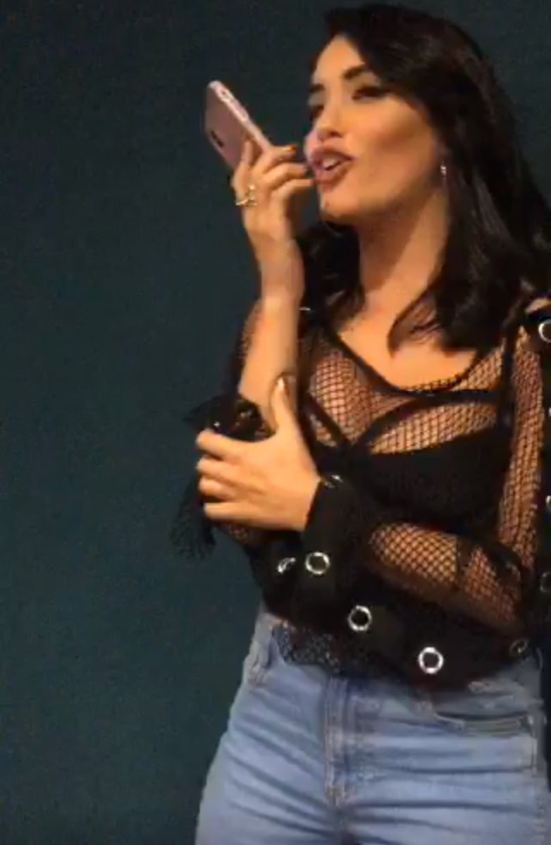 lalixpyp's tweet photo. Me muero: un chico le contaba a Lali que hizo su tesis sobre casi Ángeles, en una de esas Lali pide el celular y como que lo usa y el chico seguía hablando, resulta ser que estaba LLAMANDO A CRIS MORENA PARA QUE HABLE CON EL ❤️ https://t.co/QS1dZBJfpP