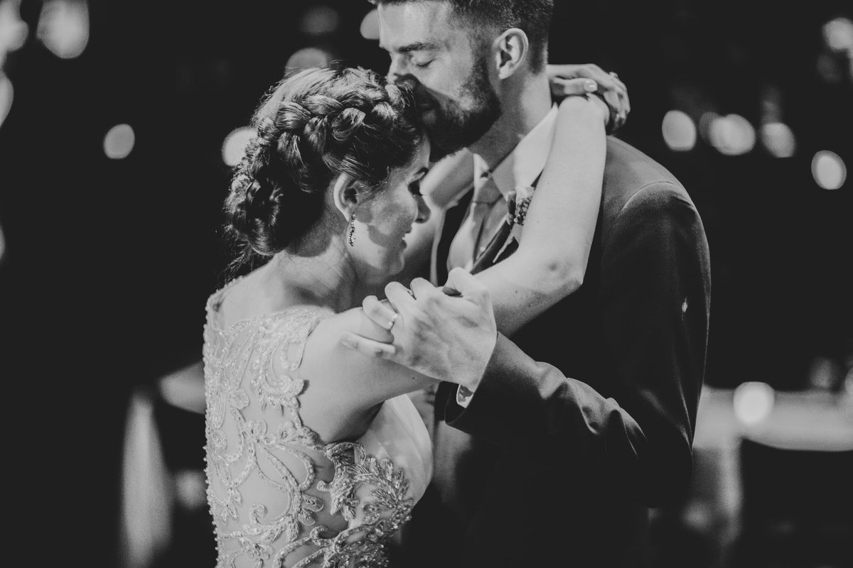 NSMagazine's tweet image. Getting married in Chicago? Host a 1920s themed wedding like you always dreamed of at Mayne Stage. Book now and get 15% off. Click here for promo code: bit.ly/MS-promos PC: daniellesimonecharles.com