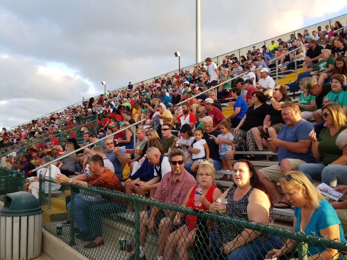 TugaFreshPrince's tweet photo. @GoHammerheads @bren3687 @andy_sandall @daytonatortugas Is the color of the grass the best you can come up with!? Here's what a REAL fan base looks like! #TugaNation #ShellYeah #StepUpYourTwitterGame https://t.co/hxXbHQn3qW