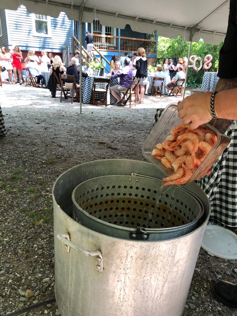 kkhasissues's tweet photo. In go the shrimp! #UGA2018 congrats to my sweet baby girl. Low Country Boil. https://t.co/CLIzW0KOvX