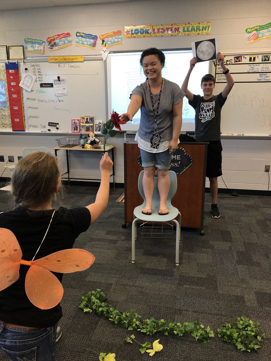 TeenTeacherLA's tweet photo. Acting out #RomeoAndJuliet #ActTwoSceneTwo in #English9Krupp! #OtsegoKnights #ShakespeareIsFun 🎭 https://t.co/YbHwpAgvP1