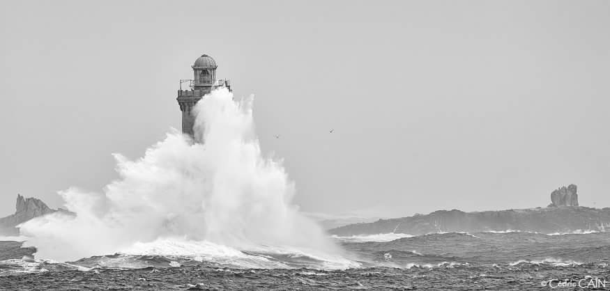 cain_cedric's tweet photo. Coup de vent sur le phare de Kéréon.
#ouessant #iledouessant #kereon #pharedekereon #lighthouse #tempetes #storm #vagues #waves #iroise #merdiroise #letelegramme #ouestfrance #france3 #bretagne #france #phare #natgeo #bw_bretagne #cedriccain #lumieresdouessant https://t.co/6Kpm0JsuMy