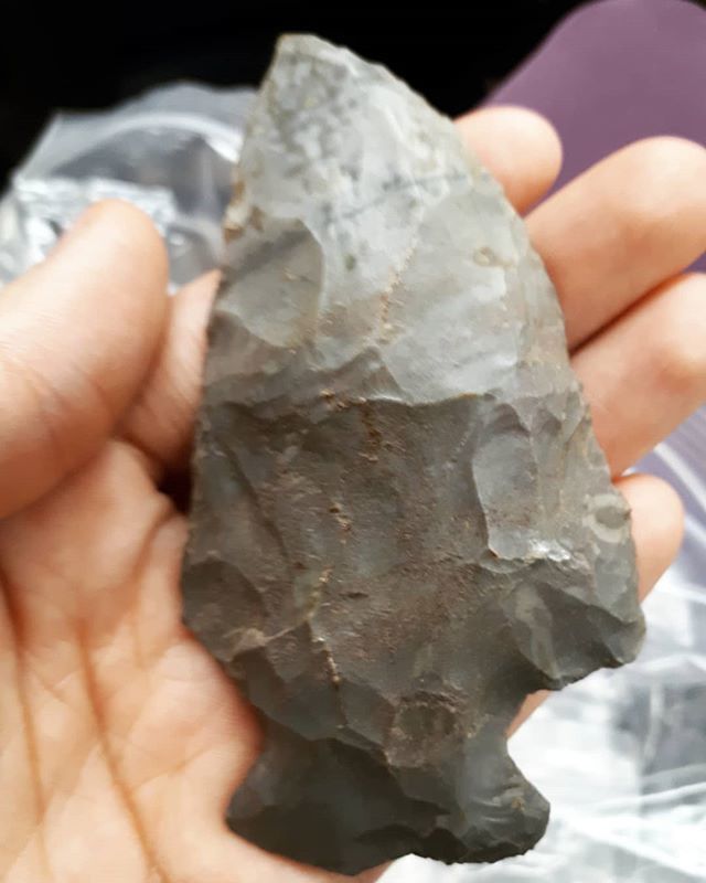 MuseOntArch's tweet photo. A very large projectile point found in the Wilson Collection. It quite rough and quite thick, and is the largest point digitized from this collection thus far. #archaeology #projectilepoint https://t.co/yiMEvVStol https://t.co/I1TIFYEqk9