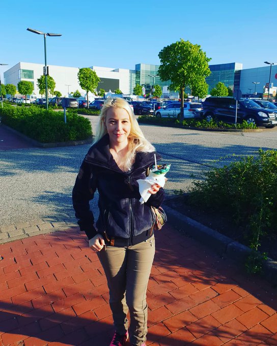 Jammi heute in #Kaltenkirchen bei #dodenhof auf dem #StreetFoodFestival | #SexyJenJen #Model #Webcamgirl<a href="/tag/kaltenkirchen"class="tags">#Kaltenkirchen</a><a href="/tag/dodenhof"class="tags">#dodenhof</a><a href="/tag/model"class="tags"><span>#model</span></a><a href="/tag/webcamgirl"class="tags"><span>#webcamgirl</span></a><a href="/tag/sexyjenjen"class="tags"><span>#sexyjenjen</span></a><a href="/tag/streetfoodfes"class="tags"><span>#streetfoodfes</span></a>