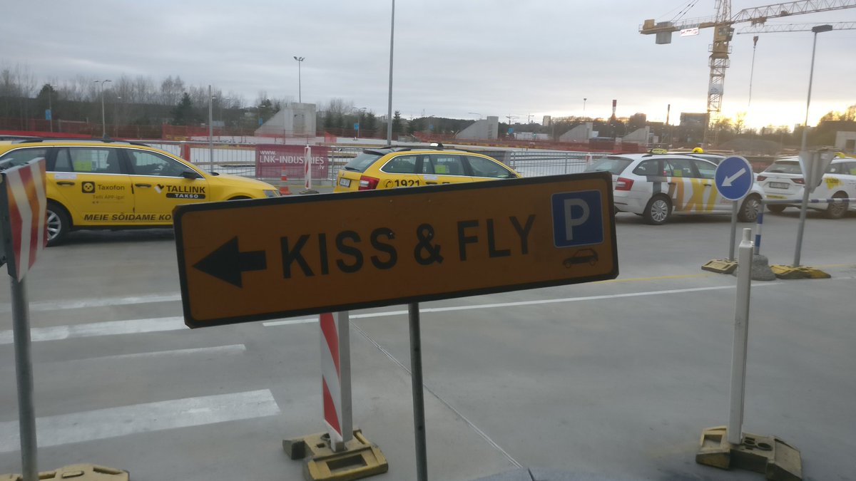 InsidersByte's tweet photo. Love the name for the drop-off / pickup zone at Tallinn Airport 😘✈️ https://t.co/tPleBhXDCK