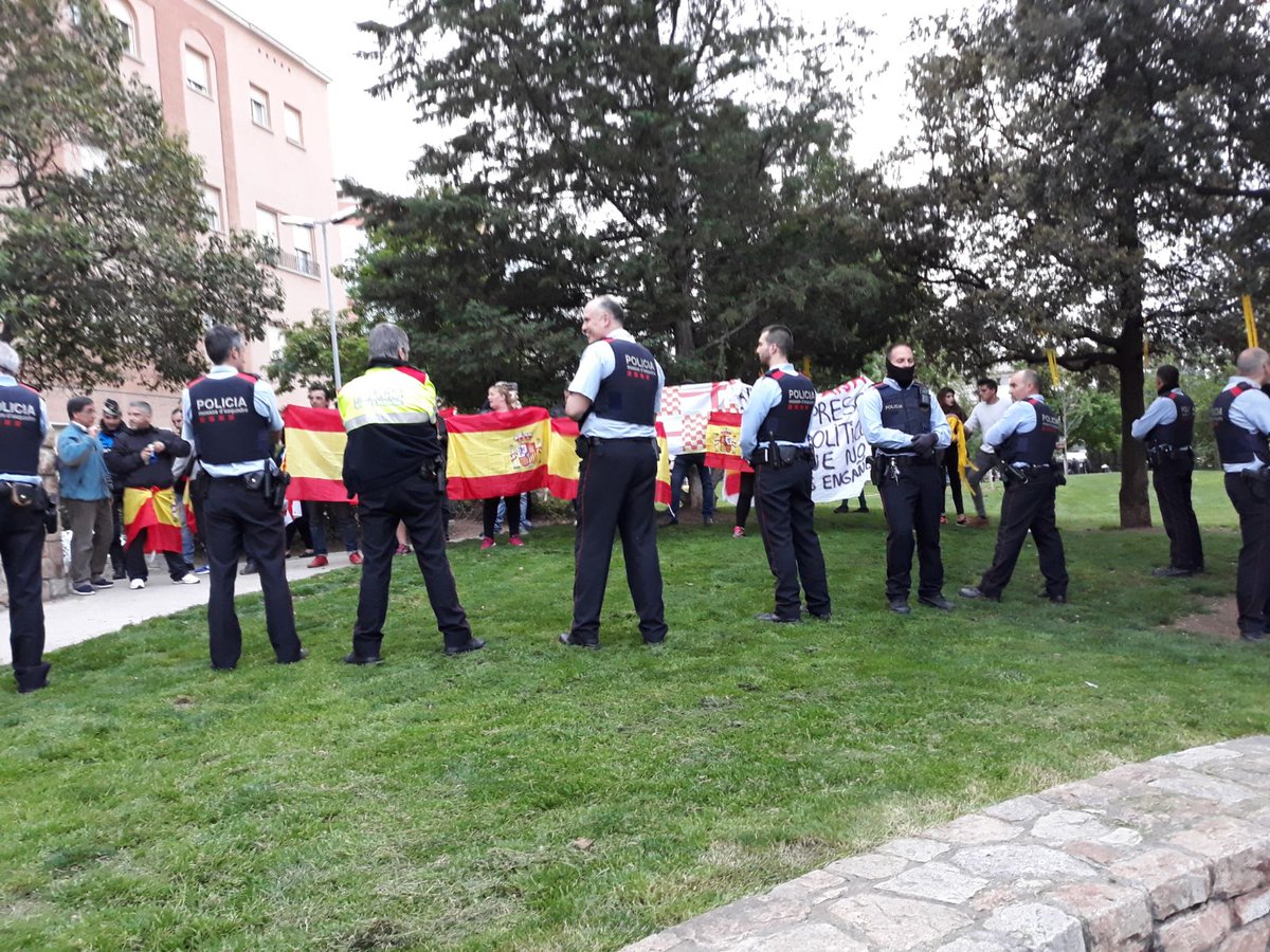 cdrsabadell's tweet photo. CDR SABADELL ✊:
Un grup de feixites estant intentant sabotejar l'#EspaiGrocTRS fem una crida per donar-hi suport
Ells ensenyen #feixisme i #paraulotes i natros #urnes i #EspurnetesRepúblicanes
Vine a la festa! Porta amics! https://t.co/g0tYyRvCxV