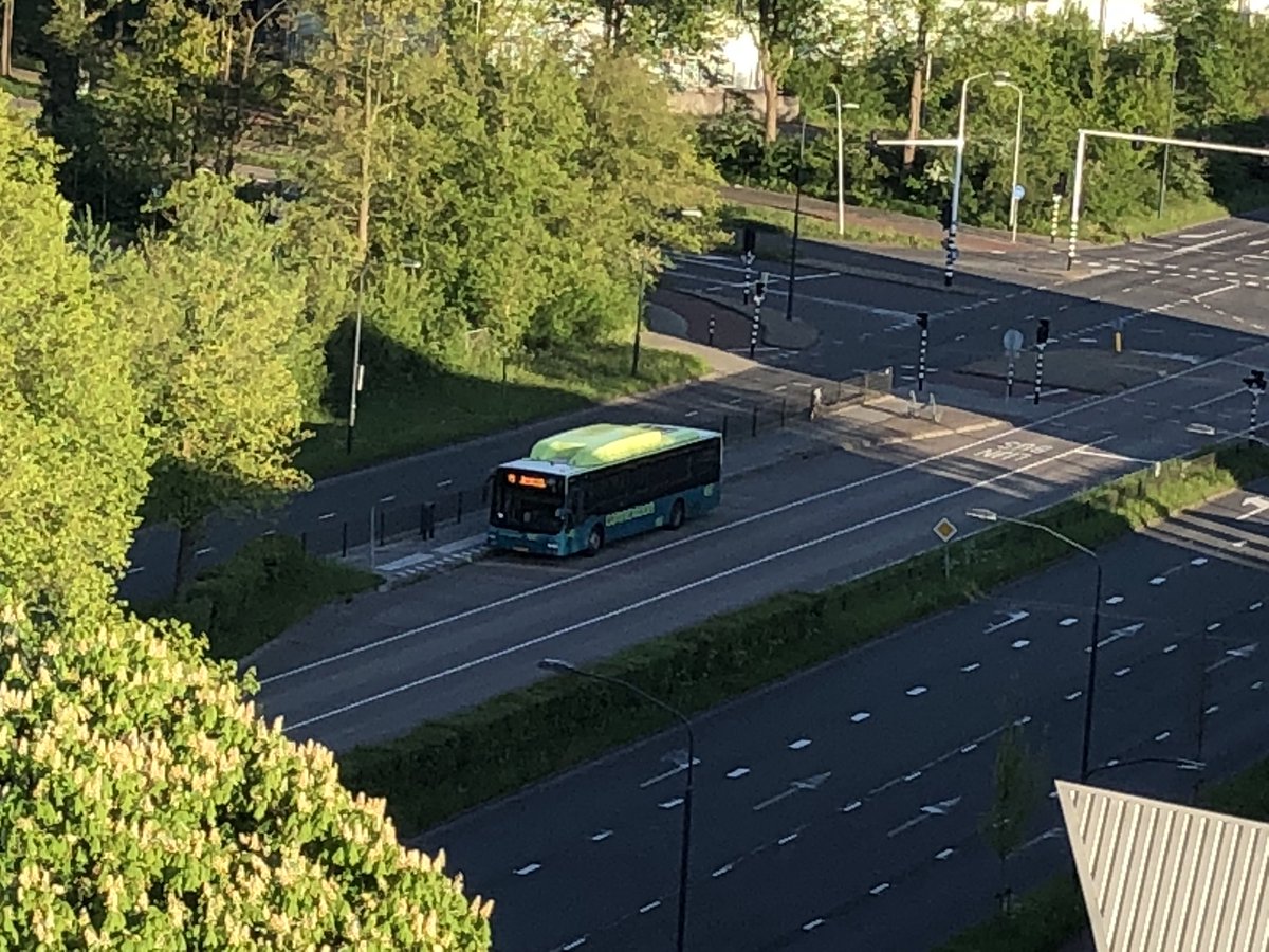Skagie's tweet photo. De bus staat twee minuten stil, de weg is leeg, de vogels tjilpen, de bladeren ruisen, er zijn geen schreeuwers. https://t.co/Wptbr1LAJx