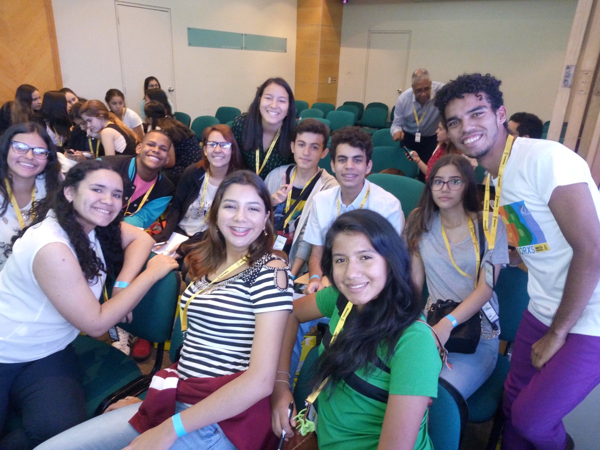 orangecat2030's tweet photo. Junto a los jóvenes promotores de los Derechos Humanos de @amnistia Colegio La Consolación #ForoN2018. Orgulloso y hasta mas... @vincenzapj1 https://t.co/Aq23260gFB