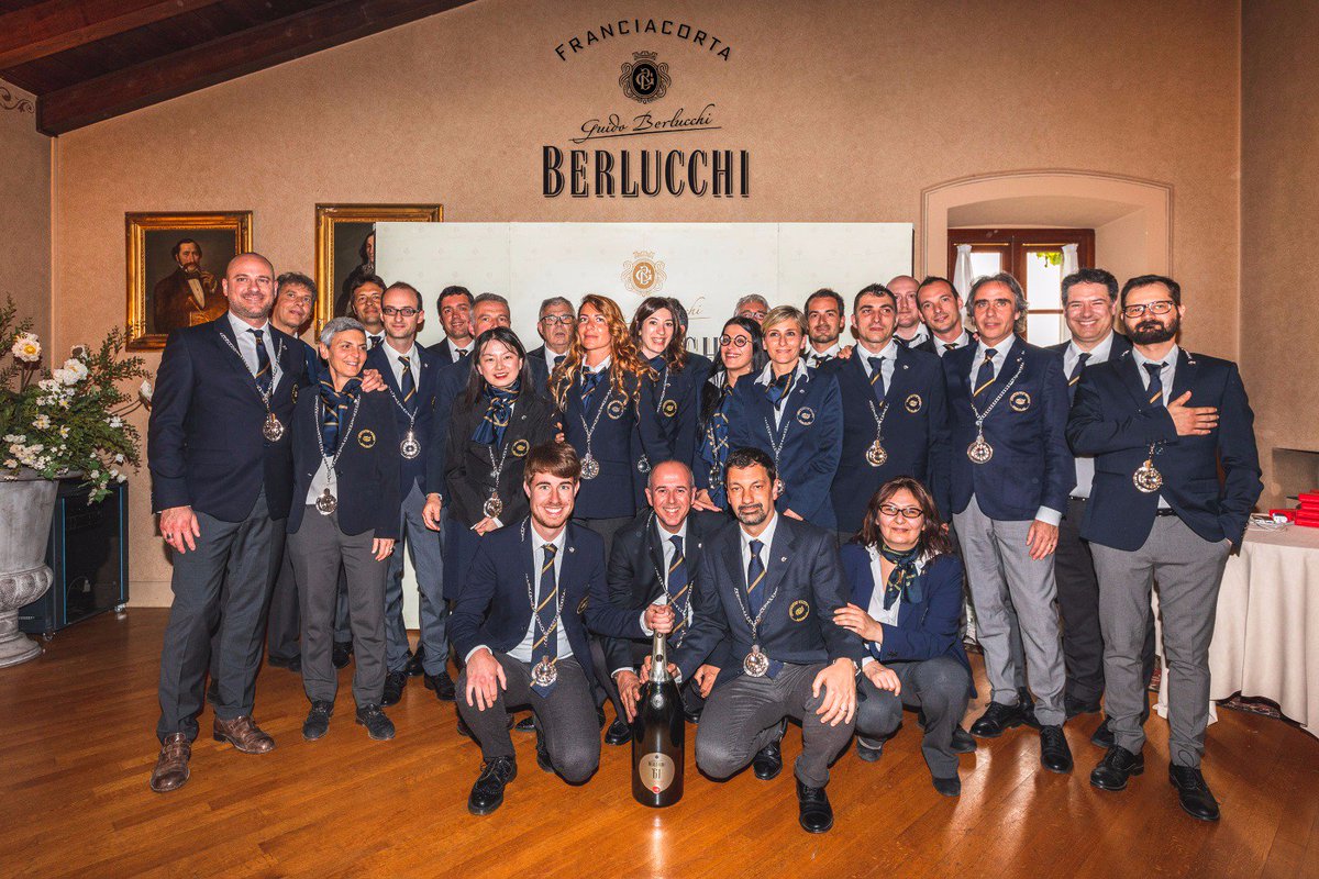 marcelloavigo's tweet photo. Complimenti ai neo sommelier di Piacenza incoronati ieri ! Un plauso allo Chef Alisani che ci ha deliziato con I suoi piatti abbinati alle nostre bollicine. Cin ! @aisemilia https://t.co/cT83P1xAV6