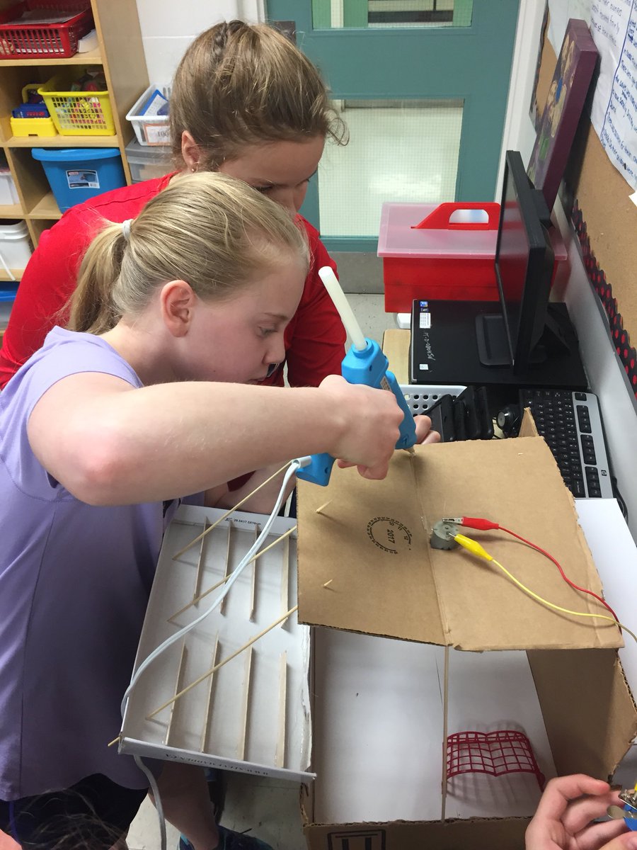 HorneUTES's tweet image. While their teacher’s away the kids get to play...students are working on designing and constructing an electrical device with their group #technologicalskills #problemsolving #creativity #collaboration #troubleshooting #stem