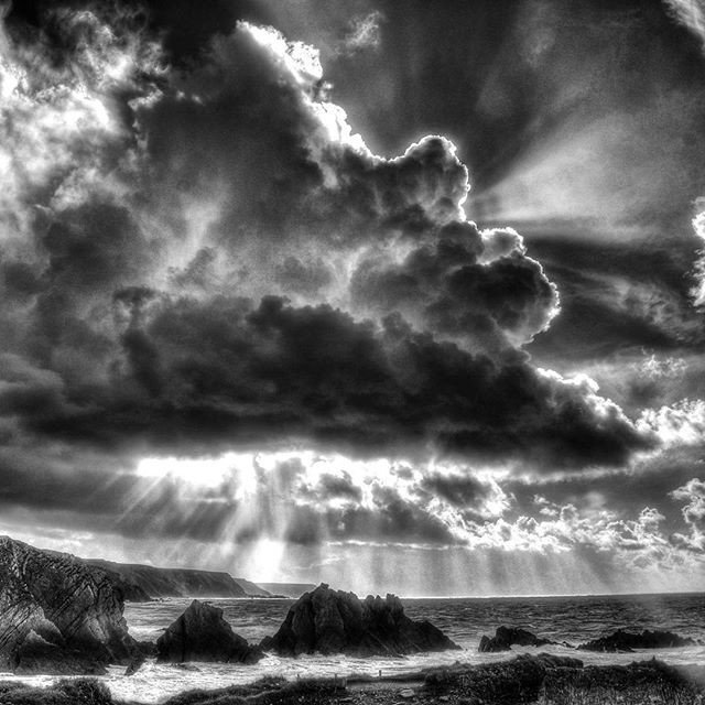 Reposting @whitecliffphoto:
Hartland, Devon, UK.

#hartland #cumbria #igersdevon #devon #england #sea #seascape #landscape #nature #countryside #outdoors #clouds #sun #rays #rocks #coast #nikond800 #nikond800e #nikon #photooftheday #uk #ukpotd #igersuk