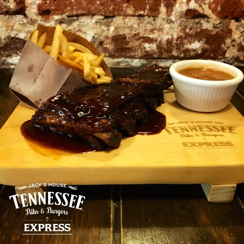 TennesseeXpres's tweet photo. RIBS 300 grs
JIMMY JACK
Salsa creada por Jimmy Bredford, 6to Master Distiller de Jack Daniel´s, con whiskey, limón y soya.
DARK &amp; SMOKEY
Salsa oscura con ahumado natural y cebolla frita. 
Incluye papas francesa y frijoles preparados.
#Ribs #Visítanos #UberEats  🚴‍♂️ https://t.co/XpHreQBAqh