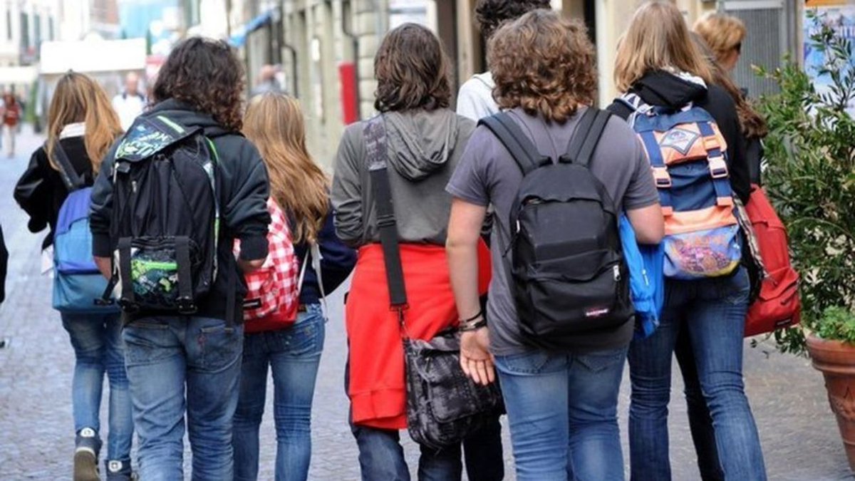 MediasetTgcom24's tweet photo. Milano, minaccia il professore: studente denunciato e sospeso #scuola https://t.co/HWMbHNIpT0 https://t.co/hJxf9ncX0m