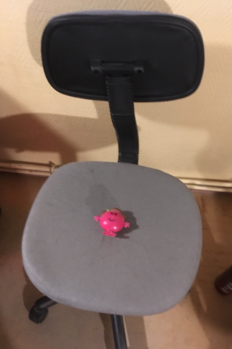 Primorie_'s tweet photo. J’aimerais bien changer de chaise quoique elle est lourde cette chaise gaming https://t.co/OI19WxdFNz