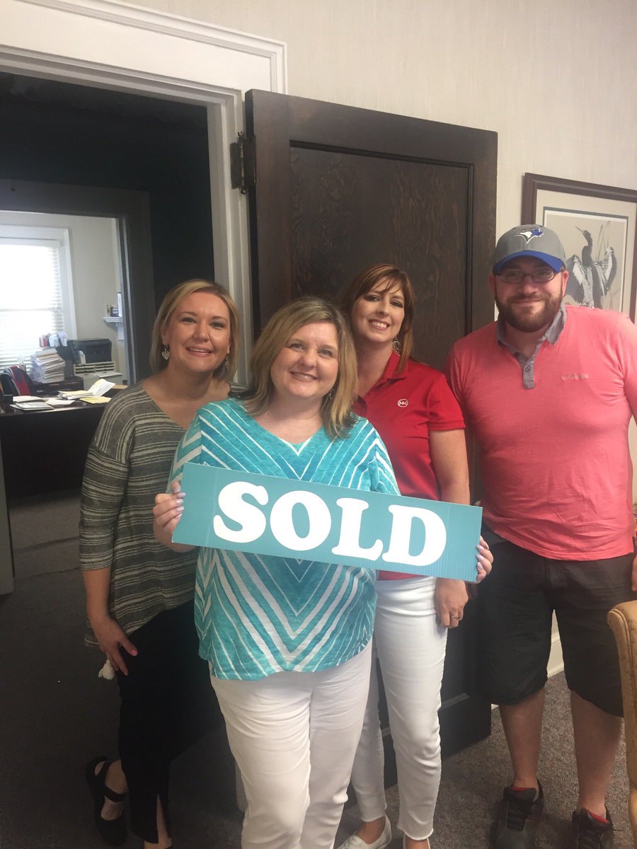 cromerandcompa1's tweet photo. Congratulations @michellecromer73 on another closing! Call her if you want to be the next person holding a sold sign (864) 634-3555! #wearecromerandcompany #andersonsc #upstatesc #realestate #realtor #realtorlife #closingday #sold https://t.co/6xPATFowLQ