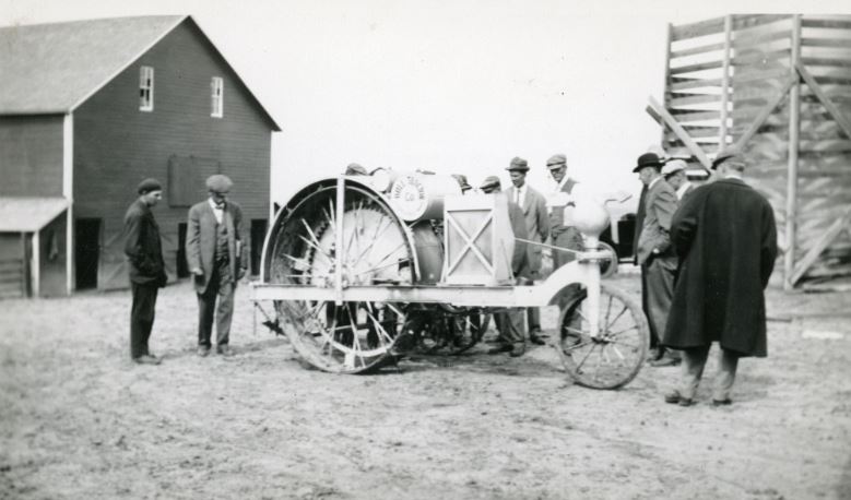 UNLarchives's tweet photo. Hey #Tractor buffs, know anything about this unidentified and undated tractor from the Charles Adams Animal Science collection? #UNLTractorTuesday #TractorTuesday #antiquetractors @UNL_IANR @NebEngineering @FJMachinery https://t.co/icIOIsWdbl