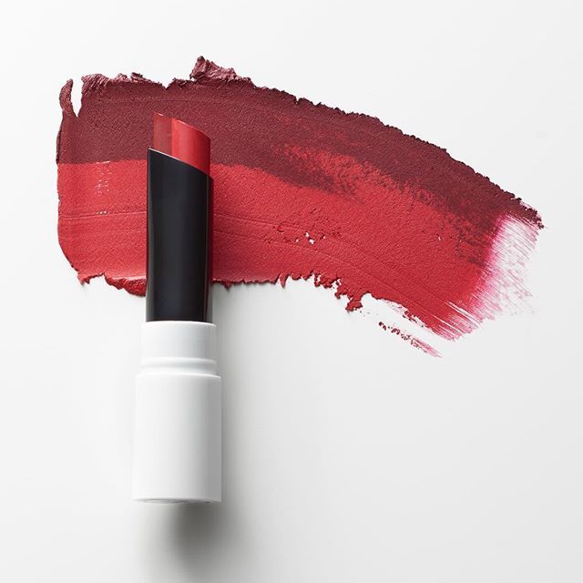 Younique_Corp's tweet photo. Don’t “Think Twice” about wearing red this weekend. Our YOUNIQUE DUET lipstick in Think Twice makes perfecting an ombré red lip a breeze! Where are you rocking your red lipstick this weekend?
•
•
•
•
#redlipstick #boldlip #ombrelips #younique #lippie… https://t.co/AK1VjNmeaw https://t.co/6IQMTGcIFZ