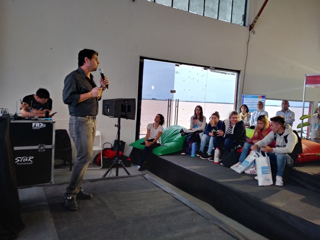 #Ahora en la #FeriaFuturo de #Paraná conocemos emprendedores como Javier. Él se dedica a fabricar bicicletas y dispositivos para personas con movilidad reducida.