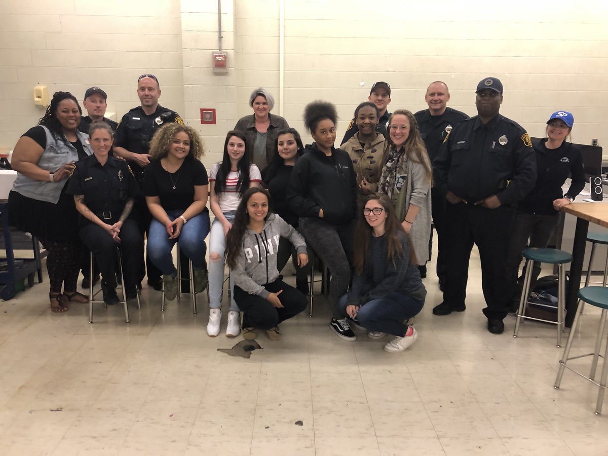 PghZone6's tweet photo. Conversations CAN bridge gaps. Zone 6 👮🏽♀️👮🏻♀️and Brashear students in Restorative Practice Circles. #police412good @BBBSPgh @PPSnews https://t.co/uVtIXxF9OM