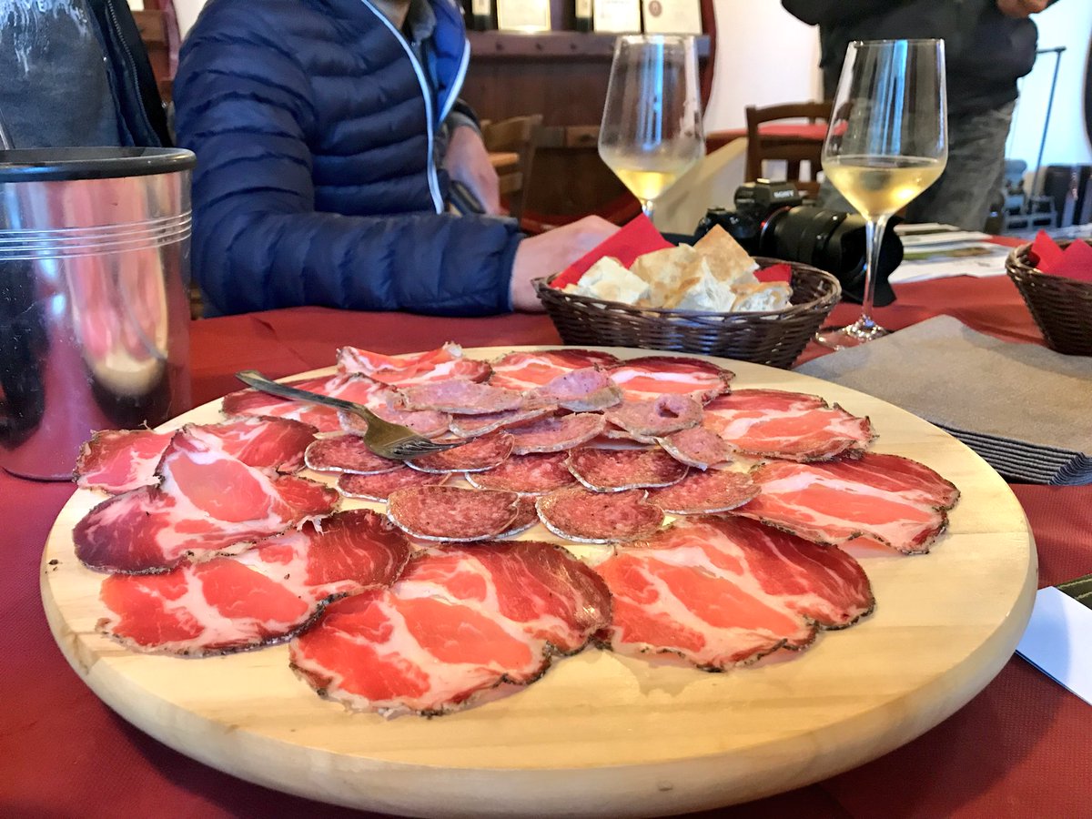 viaggiaescopri's tweet photo. Altra tappa interessante tra i #MontiAzzurri è #Colmurano dove si trovano le @CantineSaputi, azienda agricola produttrice di vini di alta qualità che raccontano il territorio attraverso gli aromi e i sapori. #winetasting obbligatoria! #Marche
#montiazzurritraterraecielo https://t.co/HFcJdU0F55