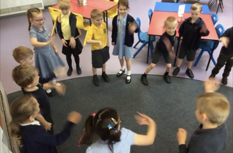 MissDouglasFF's tweet image. Year 1 have been learning their ‘left’ and ‘right’ today.. so of course we had to practice the Hokey Cokey 😁 #makemathsfun @FarndonFieldsSc