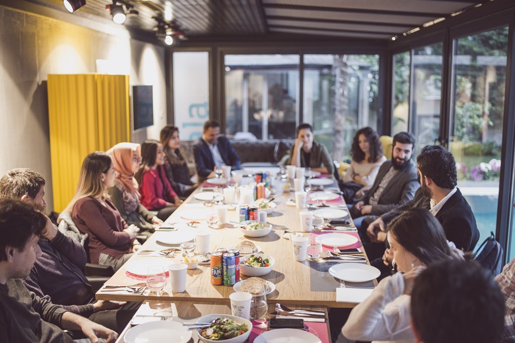 LoginAkademi's tweet photo. Bugün çok güzel bir yemekle akademi programımızı bitirdik. Teorik bilgilerin ardından staj programı ile öğrendiklerimizi pekiştireceğiz. Akademinin 2. Dönem mezunlarını tebrik ederiz. 🎓😊 #loginakademi https://t.co/Kf4mqmjVv6