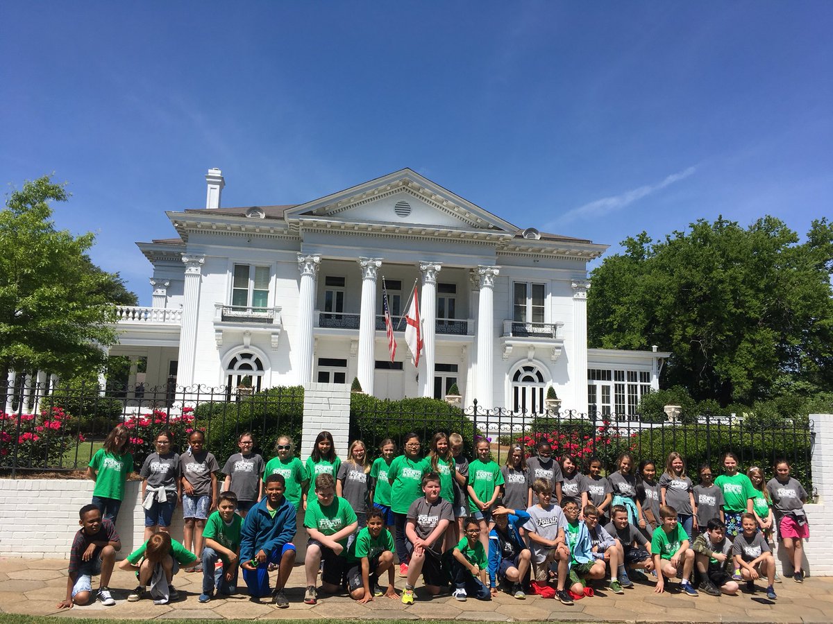 mayfield_alisha's tweet photo. Can you guess the shape of the pool at the Governor’s Mansion? https://t.co/shuzoT8R31