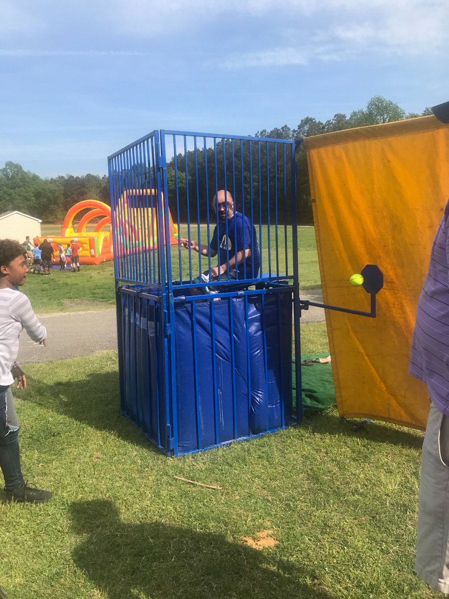 Berkeley_PTA's tweet photo. Our Principal braved the dunk booth! #BlockParty #HotButFun #PTARocks https://t.co/E2eEPxounK