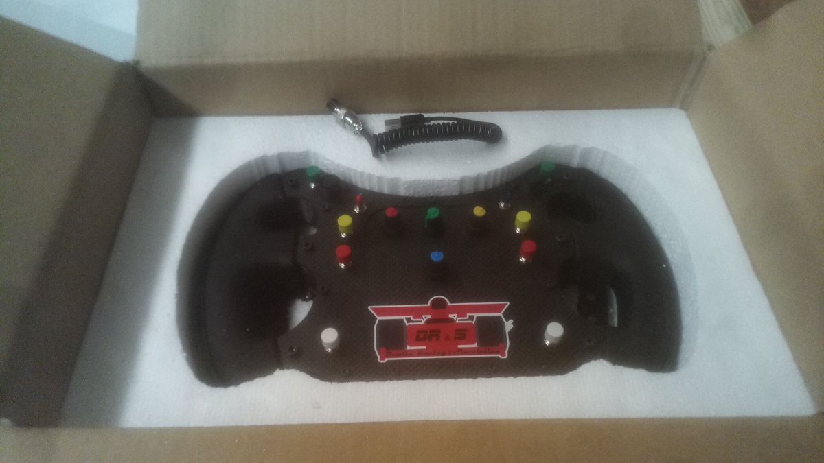 escri3a's tweet photo. Hoy me llegó esto de @DualinRacing gracias por el trato recibido, un volante de 10 https://t.co/6YWQHnk2Ro