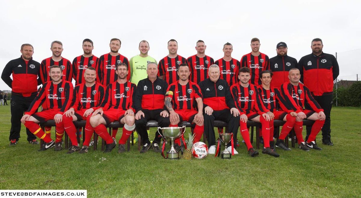 bmouthmanorfc's tweet photo. What a memorable season 2017/18 has been for Manor ⚽🔴⚫️

🏆 BHFL Champions Cup ✅

🏆 BFA League Champions ✅

🏆 Pickford Cup Winners ✅

#champions #celebrations #treble #winners #manorfamily #UTM 🔴⚫️🏆🏆🏆🍾 https://t.co/HcWCDjsErt