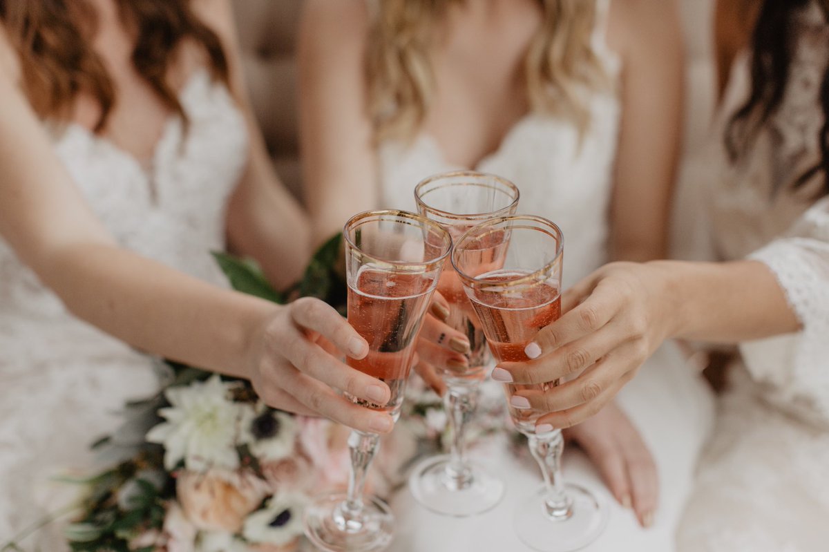 Event_Haus's tweet photo. Rolling into the weekend like...🥂 
-Gold Rim Flute 
📒: @nickipaigecollection 
📷: @lindslophoto 
💐: @okflorist 
.
#cheersyall #eventprofs #charleston #eventrentals #weddinginspiration #southernbride #destinationwedding #fridaymood #rosé #FridayFeeling #MayTheFourth https://t.co/vDQKN5wMNZ
