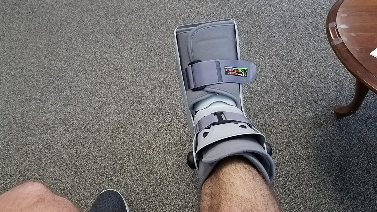 SweetLou_92's tweet image. My life for the next four weeks. #BootLife #StressFractureGang #TeamAirCast