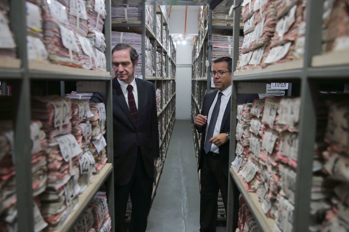 MinjuDDHH's tweet photo. Ministro @HernanLarrainF  visita al Conservador de Bienes Raíces de Rancagua en el marco de su primera gira a regiones como autoridad ministerial.  
#ChileLoHacemosTodos 🇨🇱 https://t.co/sQOVbNXH8u