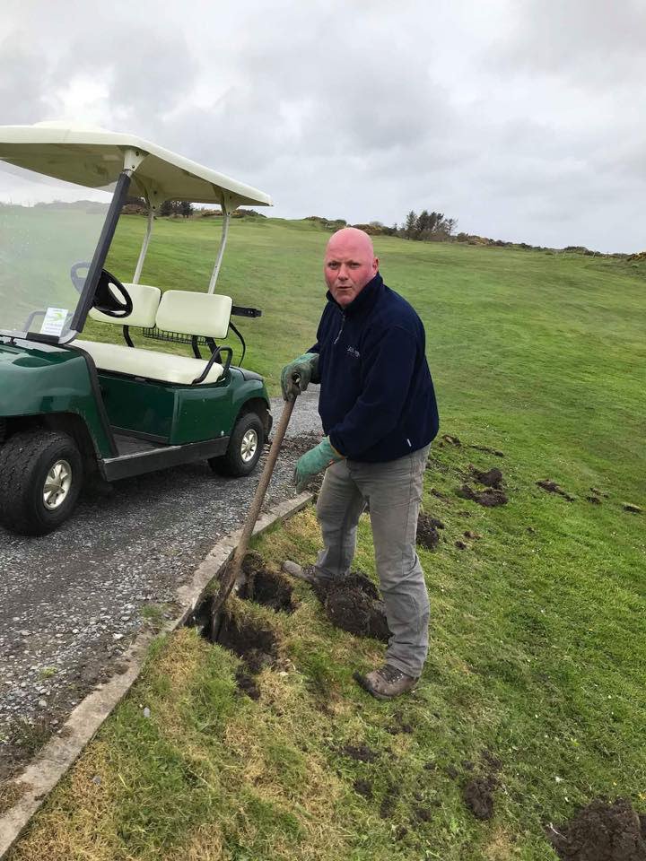 bullbaygolfclub's tweet photo. John Burns hard at it digging holes for the new fence
#prodigger https://t.co/oEZxUKdDXh