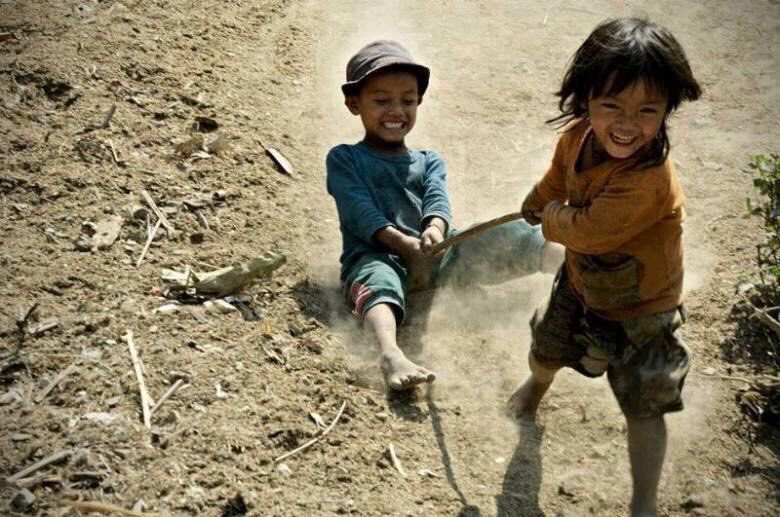 İnsan üç kere doğar;
İlki annesinden, 
18 yaşında tercihlerinden,
40'ında hatalarından.