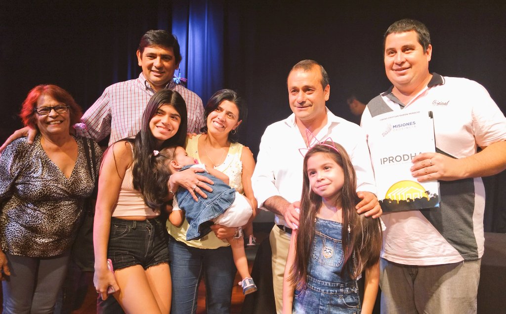 muniposadas's tweet photo. #Ahora el intendente @losadajoaquin en la entrega de 166 viviendas del barrio Itaembé Guazú de #Posadas https://t.co/DJiGVB2F6z