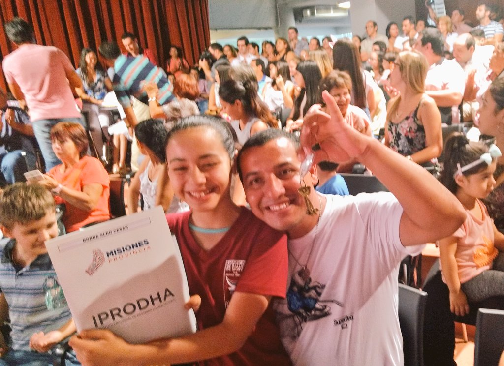 muniposadas's tweet photo. #Ahora el intendente @losadajoaquin en la entrega de 166 viviendas del barrio Itaembé Guazú de #Posadas https://t.co/DJiGVB2F6z
