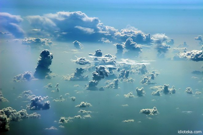 Я наблюдал за облаками... Облака — вечные изменчивые странники. Облака — как жизнь... Жизнь тоже вечно меняется, она так же разнообразна, беспокойна и прекрасна... 
 
Эрих Мария Ремарк. Приют грёз